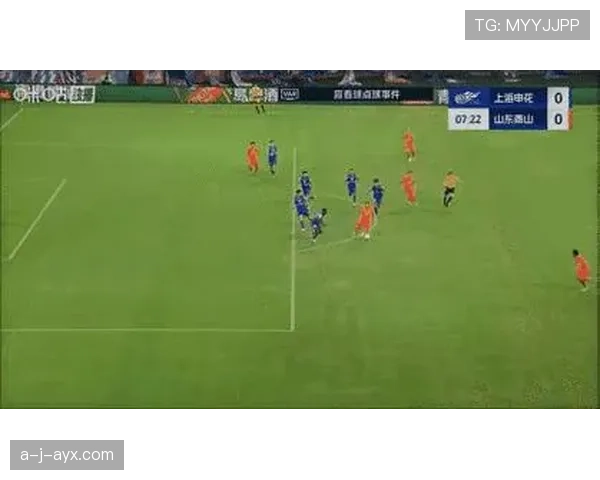 冲撞门将的判罚标准为何经常引发争议?规则细节全面解析 冲撞门将的判罚标准为何经常引发争议?规则细节全面解析