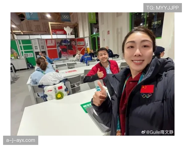 龚翔宇训练完随手啃蛋白棒的样子，真不像拿过奥运金牌的人这么朴素